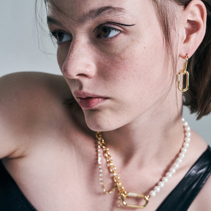 Shining round stud earrings