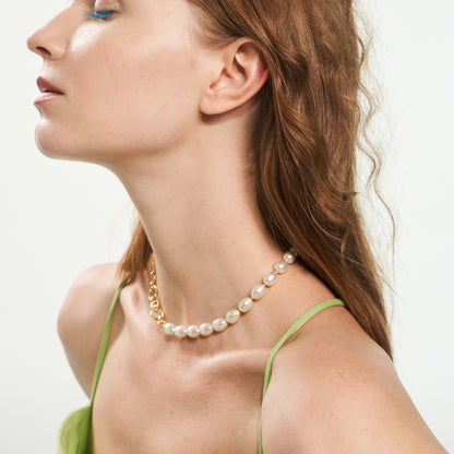 Baroque asymmetric necklace